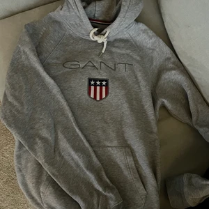 Gant tröja  - trasig i snörningen, se bild 