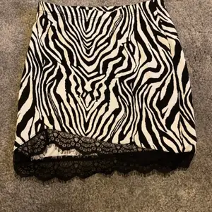 Säljer denna zebrarandiga kjolen med en septs kant där nere. Kjolen är endast använd ett få antal gånger🤍