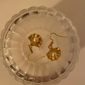 Snäck örhängen🐚 - Egen gjorda snäck örhängen🪐 riktigt fina till fest o högtider. 