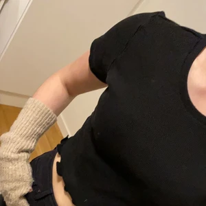 Svart tröja - En simpel svart magtröja. Det är storlek L men personen som bär tröjan har vanligtvis storlek M/S så liten i storleken. 