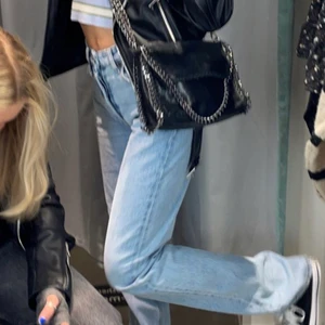 Supersnygg vöska - Supersnygg stella mccartney liknande väska ! Går o justera bandet o den är snygg o ha på fler sätt som jag visar på bilderna. Den har dock ett hål i sig i tyget men inget som syns på utsidan. Köpt på chiquelle o såna här är supertrendiga 💗 kom privat för fler bilder