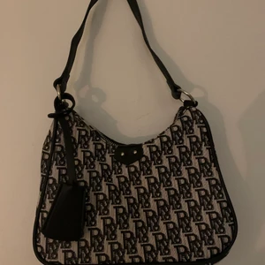 Väska - Säljer denna väskan från shein, aldrig använd💘💘💘💓