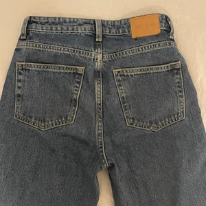 voyage jeans - weekday jeans i modellen voyage, superfint skick då de knappt är använda💕