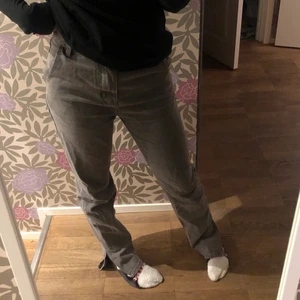 supersnygga gråa jeans med slits - Säljer dessa snygga gråa jeans från märket in the style😍 använt ett fåtal gånger. Liten slits på båda benen längst ner! strl:10 (38)