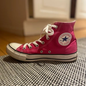 Rosa converse - Rosa Converse                                                         Storlek: 38                                                                     Skick: Bra                                                                            För mer bilder och information, skicka DM           Betalning sker via Swish                                                       Kunden betalar frakt                                                             ❗️Köp direkt vid 250❗️