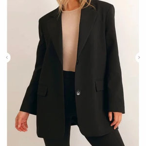 Kavaj - Säljer denna kavajen/blazern från Ciquelle. Endast använd en gång, köpt för 799kr men säljer för 460kr. Den är oversized i storleken så passar xs-M