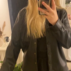Skinnjacka  - Skinnjacka eller skinnskjorta från HM. Nyskick och i storlek xs 