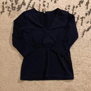 Mörkblå tröja, är tajt och snygg, är använd ett par gånger😀 kontakta för lägre pris!👋