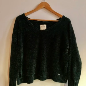 Hollister sweater Grön - V-ringad tröja i en mörk grön färg, som inte alls görs rättvisa på bilderna. Otroligt skönt material men kan ludda lite. Endast använd fåtal gånger. Storlek M 