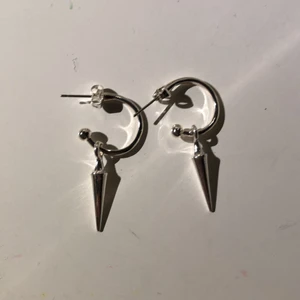 Örhängen med nitar  - Ett par helt nyköpta och oanvända örhängen med nitar på, (de köptes i höstas.)