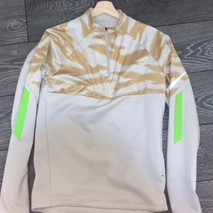 Nike dress - Nike dress oanvänd köpt för 1599kr säljs för 800kr kan sänkas för snabb affär tröja storlek S byxor Storlek M