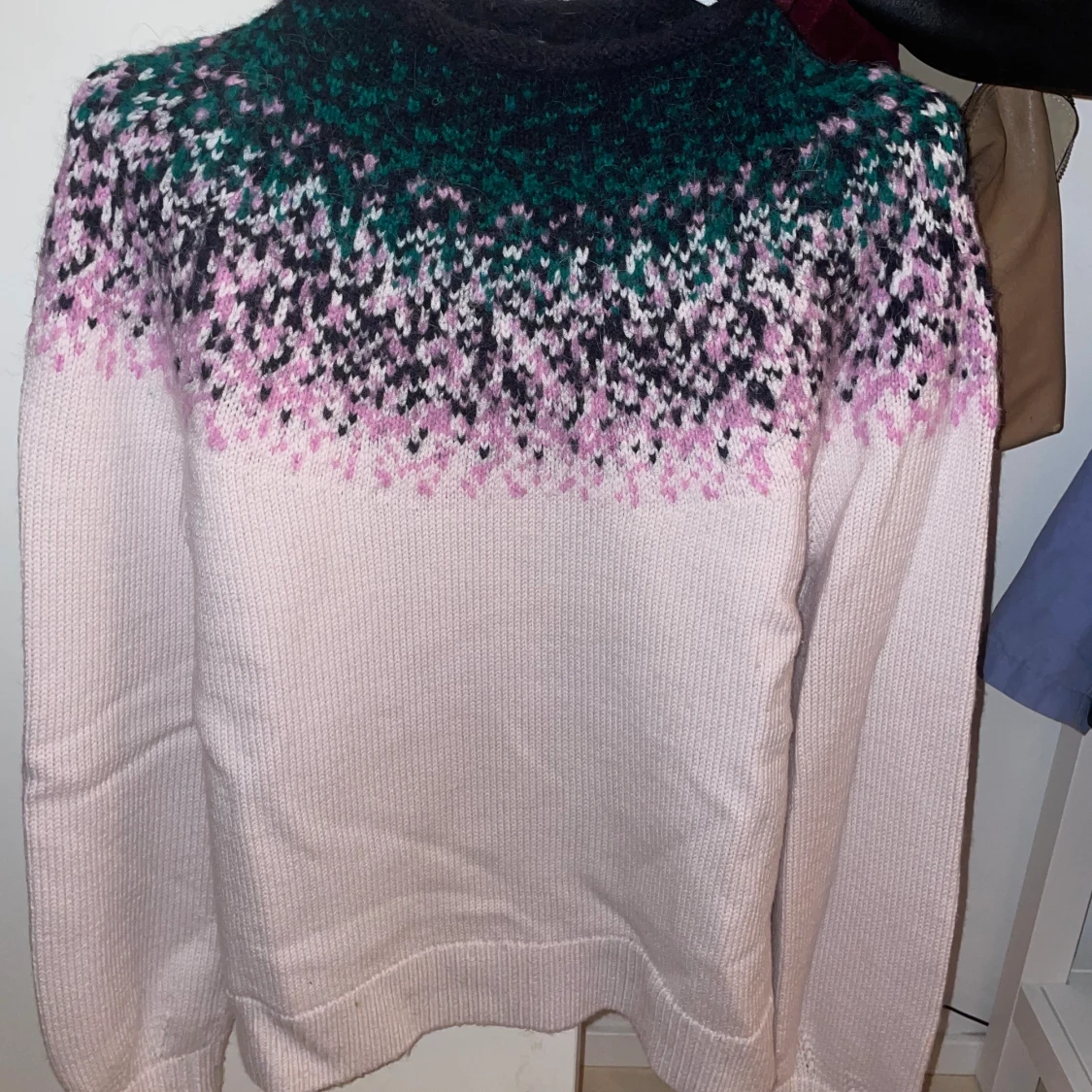 Stickad vintergröna från Cos