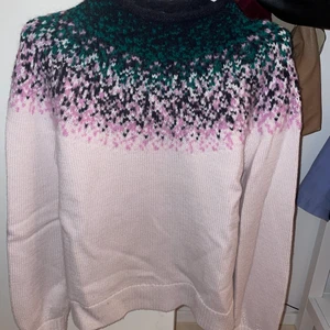 Stickad vintergröna från Cos - Endast använd en gång! Så superbra skick. Storlek S men skulle säga att den passar M! Superskönt material och fina färger. Köparen betalar för frakt❣️Priset kan diskuteras💖