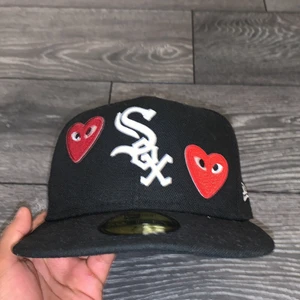 Custom cdg fitted cap - New era Custom cdg fitted cap gjord själv storlek 7 1/2, 59,6 pris 1500kr skick 10/10