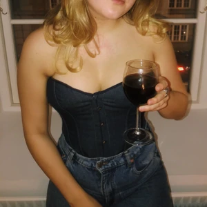 Korsett i jeans - Korsett som är köpt på vintage butik i Köpenhamn, använd 1 gång och i mycket fint skick! Den är justerbar med snörning i ryggen och skulle säga att den är en stor M till XL. 💘 DM för fler bilder. 450 kr eller bud!, (priset går att diskutera)