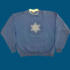 JULTRÖJA!! 🎄🎄 - Säljer denna riktigt najs jultröjan i storlek XL. Riktigt najs oversized. Tröjan är i bra skick men det finns en lite missfärgning i trycket, inget som stör dock. Tveka inte att höra av dig om du undrar något! 🎄💫❤️