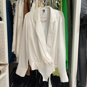 Vit body - Vit body från Vero Moda. Använd 1 gång, mycket bra sick! Kan fraktas🌻