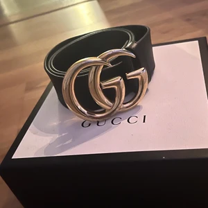 Gucci bälte - Köpt för ca 3 år sen, har inte kommit till användning de 2 senaste åren. Märket är lite skavt annars är det i bra skick. Äkthetsbevis finns. Kan skicka fler bilder i privat chatt!