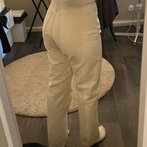 weekday jeans - Ljus beiga jeans från Weekday i modellen (rowe extra high straight jeans) 🤍 W27 L30