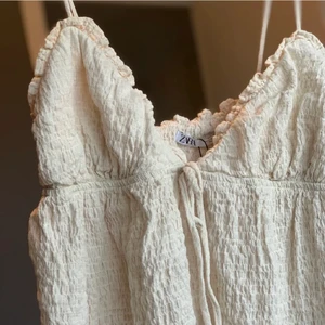 Zara beige linne strl M - Beige linne/topp från Zara, strl M. Bra skick. Frakt på 51 kr tillkommer 💛