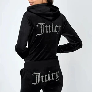 Juicy set  - Ett jättefräscht svart juicyset från juice coutures egna hemsida för 2200kr nypris. Tröjan är i storlek S och byxorna i storlek XS då dem är ganska långa❗️RYGGEN SER INTE UT SOM PÅ FÖRSTA BILDEN❗️ skriv för fler bilder. Settet är inte alls använt mycket. BUD 800 eller köp direkt för 900❤️ 