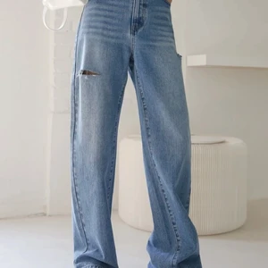 Boyfriend jeans - Ej stretchiga och baggy. Slits på sidorna, se bild