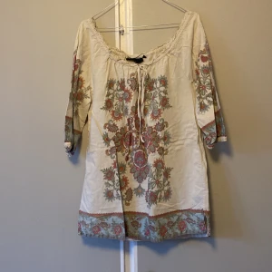 Blus 36/38 - Flyttrensning- Massvis med kläder till billiga priser!!   Från 20 kr -   jag samfrakrar så kolla gärna mina andra annonser!   Kan skicka med frimärken eller spårbart, Frakt priset baseras på paketets vikt! Jag ansvarar inte för postens hantering av paket.   Kontakta mig vid frågor :) 