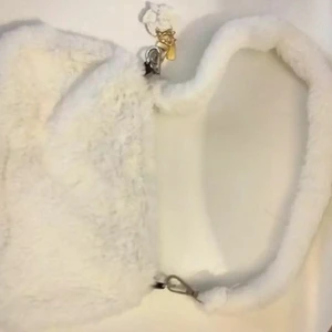 Axelväska  - Aldrig använd. Nyckelringen ingår.