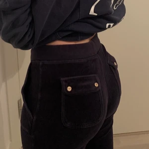Juicy Couture mjukisbyxor (mörkblå) - Bra skick förutom lite halvslitna längst ned men inget man tänker på!