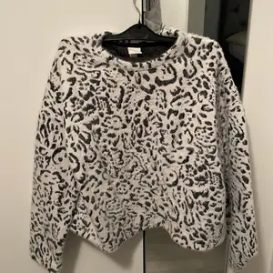 Säljer min leopardmönstrade tröja från H&M i svart/vit