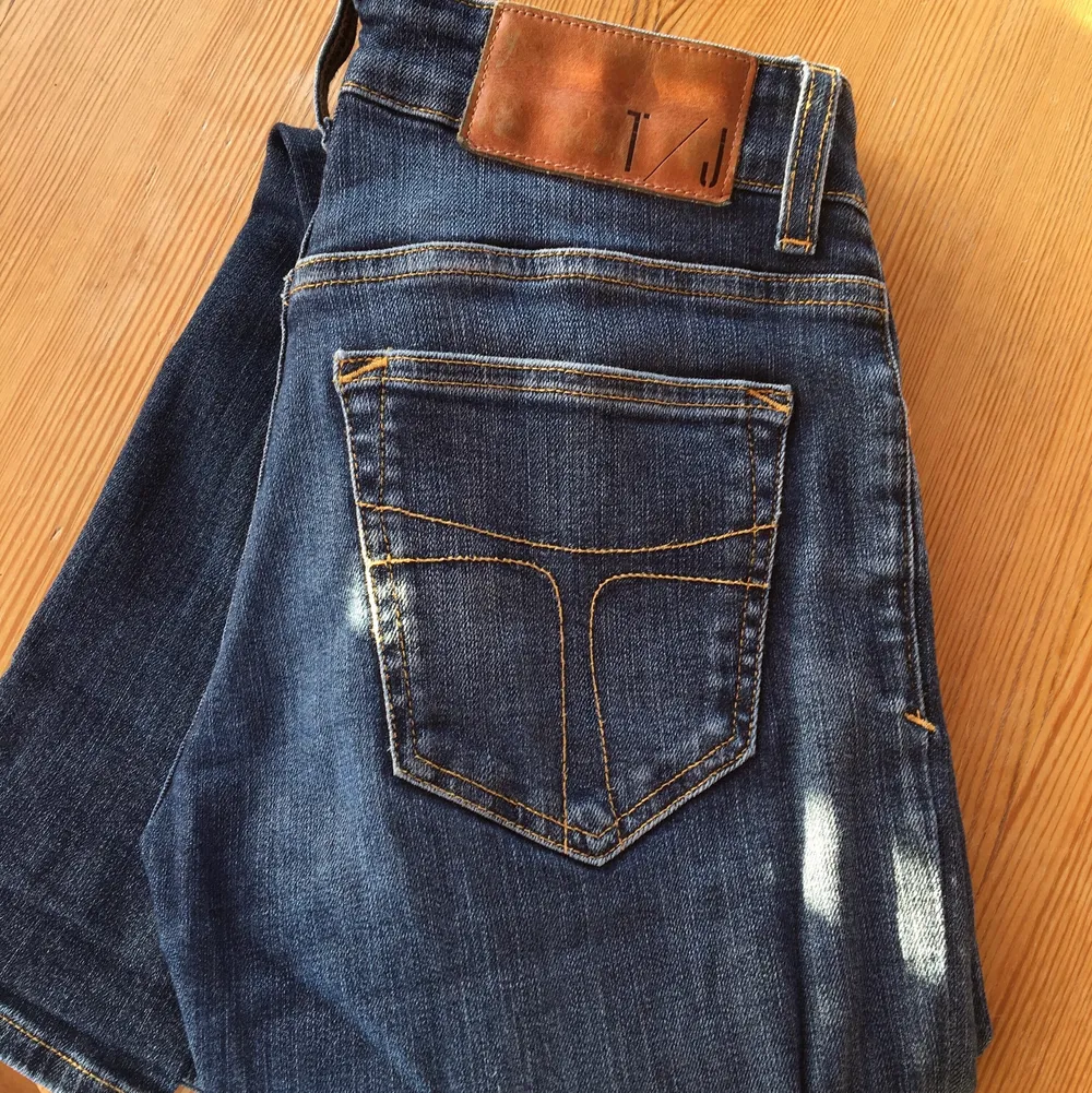 Lowwaist jeans från Tiger of Sweden storlek 27/30” köpta för ca 1000kr några år sen, använda sparsamt och passar mig inte längre 🥲. Jeans & Byxor.