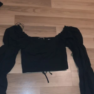 Svart tröja  - Fin svart tröja me öppning där bak 