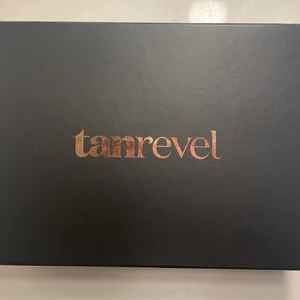 Tanrevel!! - Använd några gånger men säljer då jag inte är helt nöjd med produkten 💕 2 tanning liqiuds ingår 💕 nypris 799 för kitet + påfyllning 299kr , mitt pris 650 + frakt 💕💕