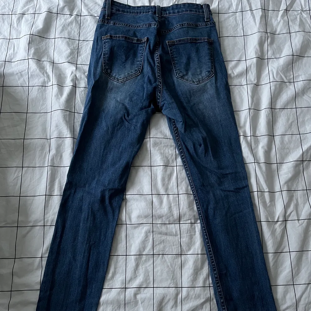 Jeans från Fashion Nova i storlek 7 . Jeans & Byxor.