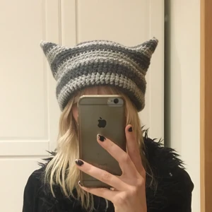 Cat beanie mössa - Säljer min trendiga cat beanie me kattöron ja virkat själv💋 virkad med två olika färger ljus o mörkgrått som e lätt att matcha till alla outfits🤍 sitter bra på huvudet och går att ha hörlurar över. Ja är 55 runt huvudet men går att ha större och kanske mindre huvud då den är stretchig💋 tar många många timmar att göra och mycket garn därav sänker ja inte priset !!!skriv privat om ni vill beställa i andra färger o storlekar o me detaljer så fixar ja!!!