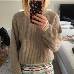 Beige stickad tröja - Mysig beige stickad från h&m, ullblandning
