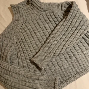 Stickat tröja  - Mysig stickad tröja i bra skick! Har knappt använt. Vid intresse/frågor, skriv gärna!🤩💕💕