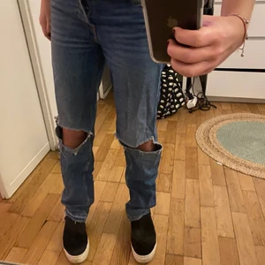 Raka jeans med hål - Strl 34 från hm! Jag är 161 cm lång💕