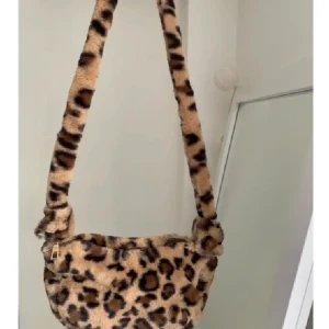 Leopard väska  - Säljer denna superfina helt nya leopardväska med dragkedja! Mycket rymlig 💕