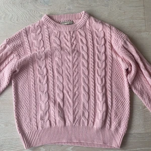 Stickad tröja  - Knappt använd, passar till alla årstider. Frakt på 66kr tillkommer⭐️ Färgen är som i den första bilden!