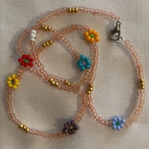 Halsband blommor - Handgjort halsband med blommor, 41,5 cm långt. Köparen står för frakten, 12kr. Samfraktar vid köp av flera smycken.