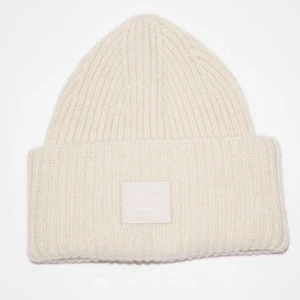 Acne mössa  - Säljer denna acne mössa, använd runt 5 gånger. Köpt för 1200kr från acnes hemsida. Pris kan diskuteras⚡️