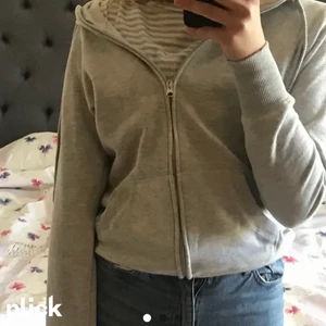 Zipuphoodie från Cubus - Säljer denna jättefina knappt använda zipuphoodie ifrån Cubus! Säljer pga jag knappt använder den och eftersom jag behöver rensa min garderob! Skriv i chatten för frågor eller liknande!🤍🌟