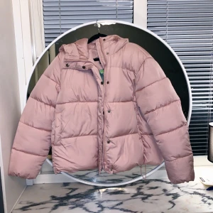 Pufferjacka Lager157 - ”Short puffer” bomberjacka, Från Lager157 strl S men är oversized. Aldrig använd då jag har en liknande, prislapp kvar