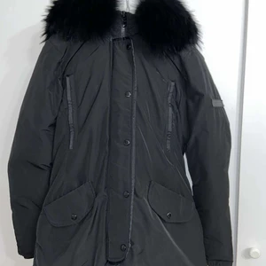 Vinterjacka från Rockandblue Sweden - Vinterjacka från Rockandblue  Väldigt fint skick, använd endast två vintrar Äkta päls Storlek 38 Köpt för 5000:-, säljer för 3500:- Mötas eller postas funkar fint för mig:) 