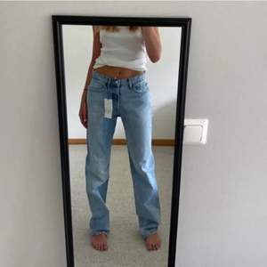Medelmidjade zara jeans i storlek 36. Knappt använda så dom är i fint skick. Frakt 66kr