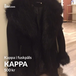 Pälsjacka  - Kappa från Viva Nila. Nypris 1600 säljes för 700, knappt använd.. storlek M men är mer som en S.