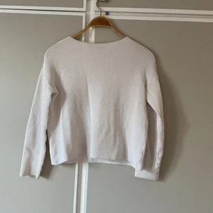 Våfflad tröja med rak hals M - Zara knit våfflad tröja. Flyttrensning- Massvis med kläder till billiga priser!!  jag samfrakrar så kolla gärna mina andra annonser!   Kan skicka med frimärken eller spårbart, Frakt priset baseras på paketets vikt! Jag ansvarar inte för postens hantering av paket.   Kontakta mig vid frågor :) 