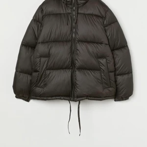 Hm jacka  - Säljer denna super fina hm jackan som är slut såld! Den är aldrig använd och har lapp kvar! Lägg ett bud privat, högsta budet är 670kr!💓 Köparen står för frakten, vet inte hur mycket den kostar ska försöka ta reda på det men möter gärna upp! 