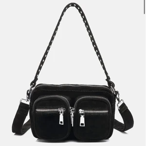 Noella väska - Säljer min noella väska då jag inte använder den längre. Super fint skick och är köpt för 699kr. Hör av dig om du är intresserade 